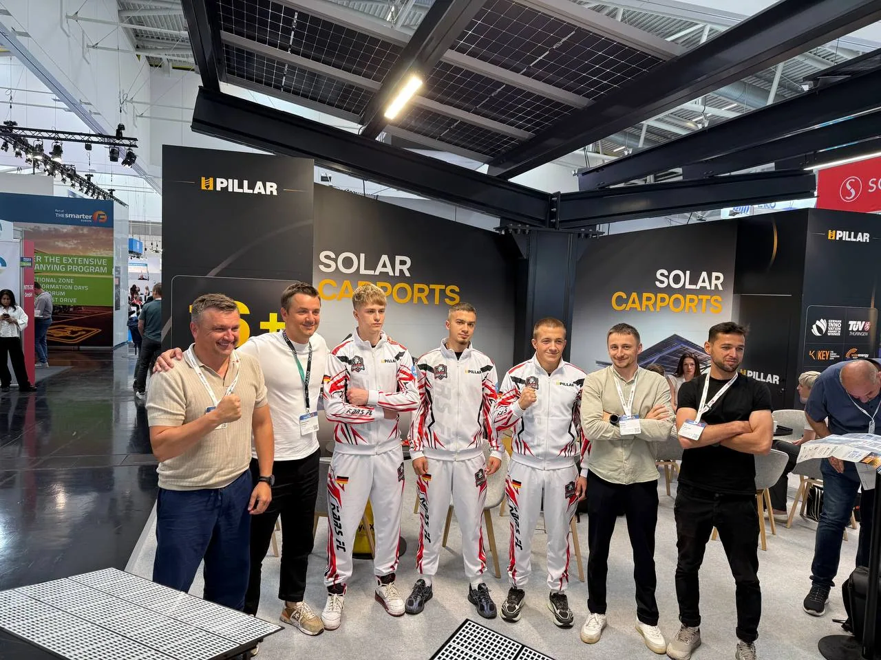 Спортсмены KARS на выставочном стенде PILLAR.